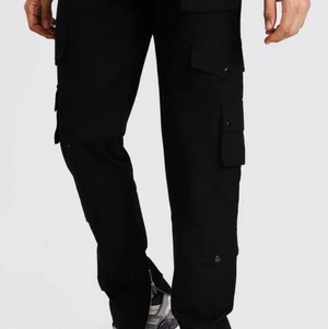 Cargobyxor svart - Moderna, snygga byxor som sitter bra. Oanvända byxor där etiketten och påsen är kvar.Passer bra för storlekar M och L. Skick 10/10. Modell: slim fit. 