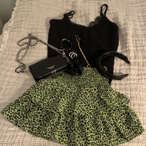 Ingen  - Bra skick på kjolen ❤️❤️❤️❤️ inte så andvend ❤️❤️❤️❤️ köpt den för 200 kr 