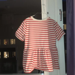 Randig Zara tröja❤️ - Jättefin oanvänd randig tröja från Zara. Den är oanvänd och i storlek s!! Bra pris för en oanvänd tröja❤️