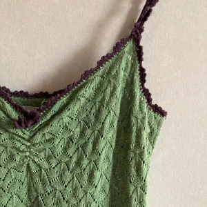 Virkad sommarklänning från Odd Molly🌷 - Jättefin grön sommarklänning från Odd Molly, med lila detaljer. (Supermjuk!!!!) Storlek 2 (M) men skulle säga att den passar en person med storlek S. Bli gulligast i denna pärla i sommar!!! 366 ink frakt🌷🪩🎨🌱 