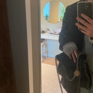 Väska  - Säljer denna Stella McCartney liknande väskan då den inte kommer till användning längre❤️‍🔥 Superfint skick! 200kr + frakt 