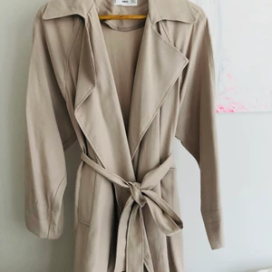 Mango jacka xs - Mango trench coat passar båda xs och s i storleken. Perfekt nu till vår och sommar. Har bara använda 1 gång 