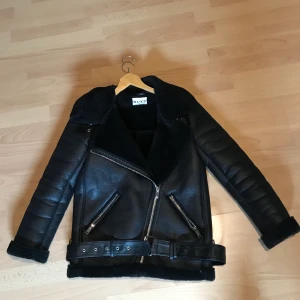 Na-kd läderjacka/bikerjacka 32 - Säljer en läderjacka/bikerjacka från Na-kd i storlek 32, men upplever den som större. Inköpt för 1099 och är endast testad. Säljer den då den är alldeles för stor för mig, men hann inte returnera jackan. Pris, 350. Pris diskuterbart