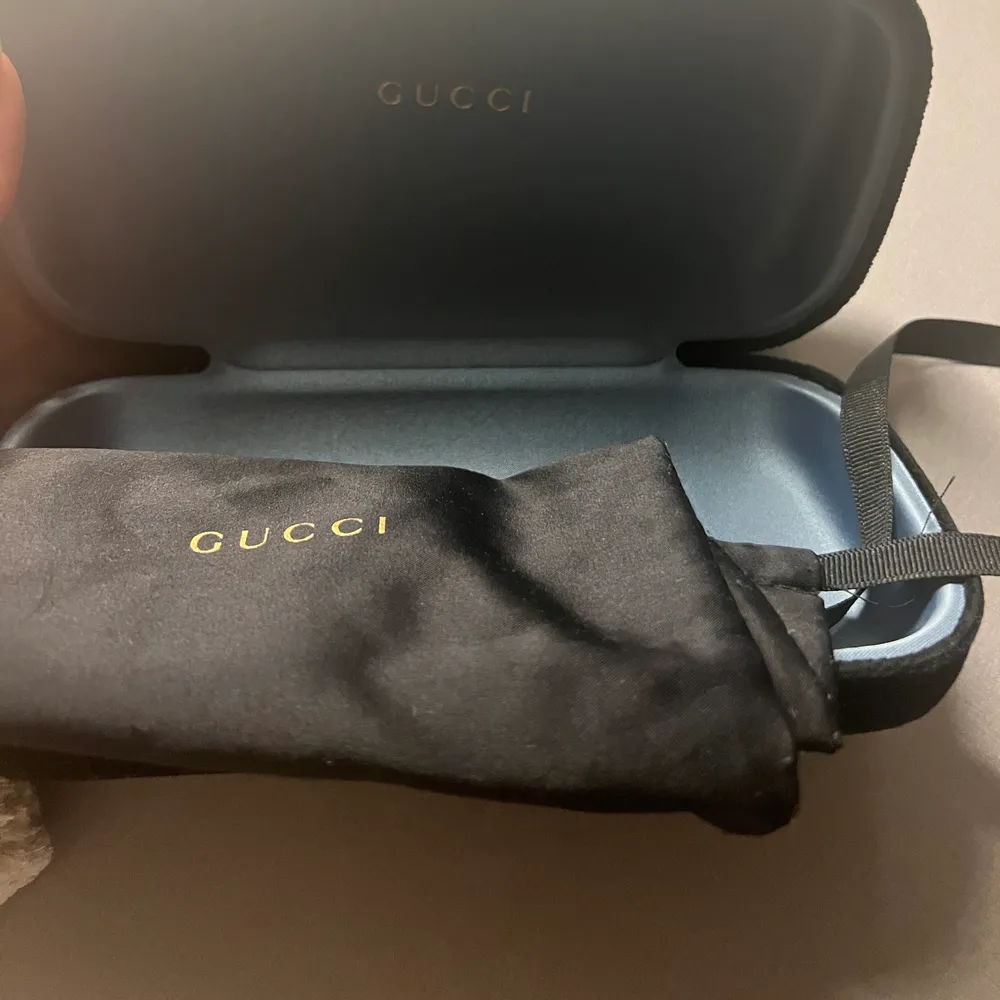 Säljer dessa skitsnygga knappt använda gucci brillor, fodral & dustbagen ingår vid köp! Självklart äkta, har inget kvitto då jag köpte dessa av min kompis, men går såklart att ordna äkhetsbevis i butik etc! Fraktas spårbart med postnord! . Accessoarer.