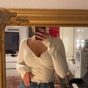 Vit topp - Vitt topp fem nakd, säljer då den inte kommer till användning💗använd vid tre tillfällen 