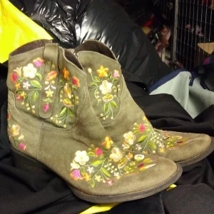 Boots med härliga detaljer - Nypris 1500 kr.Mörkgröna med härliga blommor på.otroligt sköna.märke miss roberta