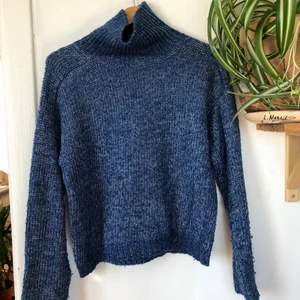 Skön stickad polotröja  - Väldigt fin klarblå tröja från Deval i storlek S. Vi delar på frakten:)