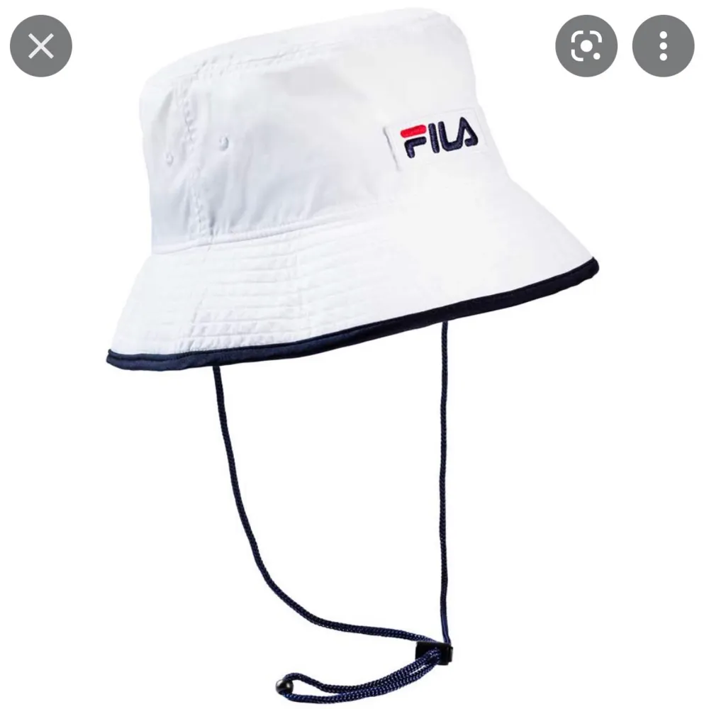 Fila bucket hat i storlek one size. Sitter fast ett snöre i hatten. Gjord av polyester. Köpt från Zalando, och har bara använts vid ett fåtal tillfällen så den är i bra skick.. Accessoarer.