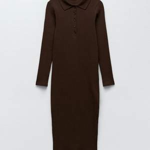 Mörkbrun, ribbstickad klänning från Zara. Använd en gång. Fraktar gärna men kan även mötas upp i Göteborgsområdet😊