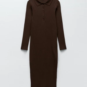 Klänning från Zara - Mörkbrun, ribbstickad klänning från Zara. Använd en gång. Fraktar gärna men kan även mötas upp i Göteborgsområdet😊