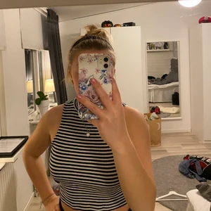 Ett fint och skönt linne från hm🥰 - Strorlek s, skit skönt och väldigt fint till sommaren 😍bara få gånger använt 