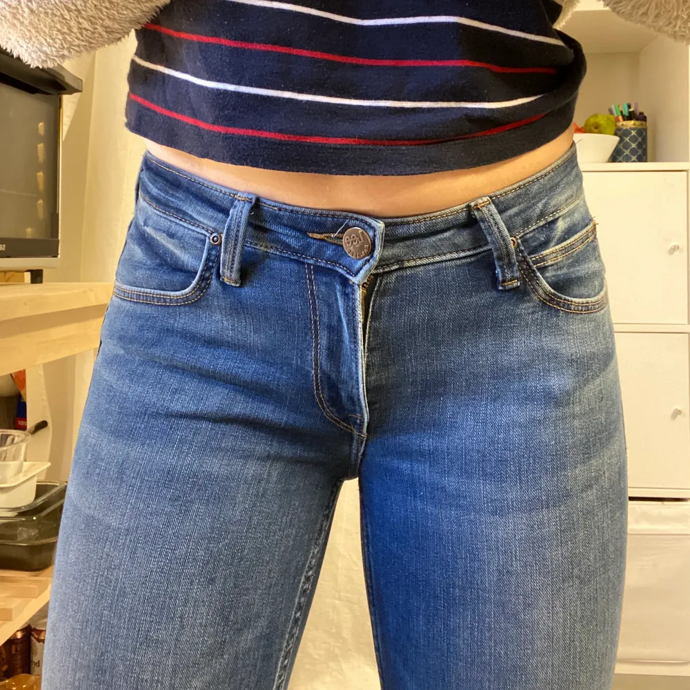 Lågmidjade jeans med croppade ben. Snygg blå färg och perfekt på sommaren. Har dragkedja detalj längst ned på benet (bild). Storlek: W25 och L31. Modell: Scarlett cropped.. Jeans & Byxor.