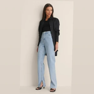 NA-KD jeans med slits, storlek 36 - Perfekta vår jeansen!! Modellen är 165 cm lång och bär storlek 36. Jeansen har en rak passform med sidoslitsar som gör det jätte fint att styla till ett par fina klackar eller sneakers. Aldrig använda för köpte en för liten storlek. 🦋