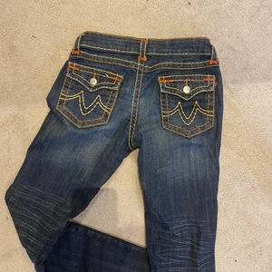 Lågmidjade Jeans - Säljer dessa jätte cola lågmidjade jeans då de inte riktigt är min stil, endast andvända en gång inget fel på dom. Blir budgivning om flera är intresserade. Det är storlek 38 men det passar storlek 36 bra oxå!