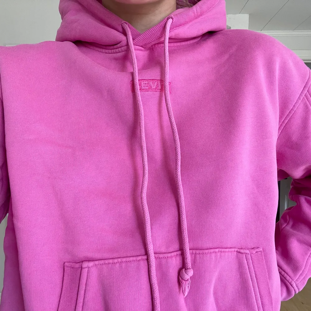 En sparsamt använd hoddie från Levis i en jättefin rosa färg💕. Hoodies.