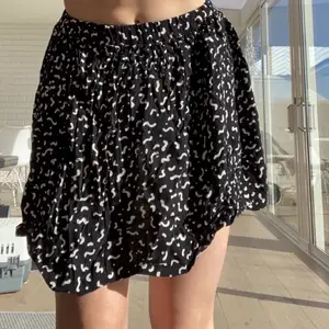 Super skön kjol som är stretchig! Skriv för fler bilder eller frågor💕💕