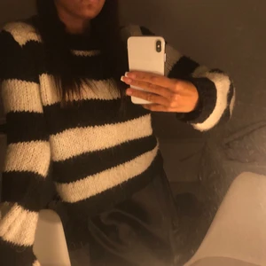 Randig tröja  - De vita på tröjan är lite mer åt de biega hållet, lite nopprig, står ingen storlek men skulle säga s/m