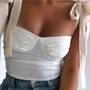 Super snygg topp - Säljer denna super snygga topp från byanastasia nästan helt oanvänd!!💗