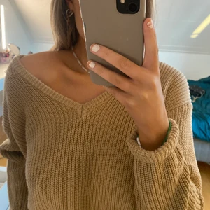 Stickad tröja  - Säljer denna stickade tröja från nakd! Jättebra skick. Den är beige brun och jätteskön! 149kr+ frakt 💓