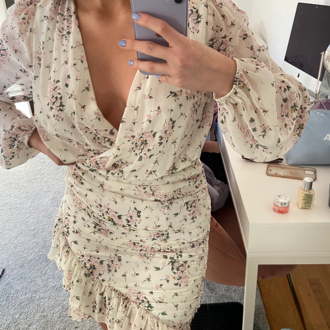 Klänning med blommigt mönster i storlek  - 90