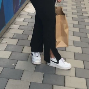 Nike air force  - Säljer mina använda air force 1, eftersom de inte kommer till användning längre. Har använt dem ganska mke därav priset❤️ frakten ingår inte i priset! 