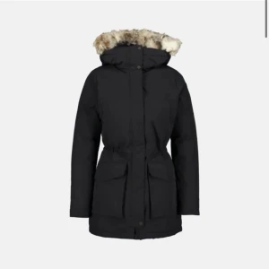 Everest jacka - Svart Everest jacka från stadium. Används inte längre. Har inte kvar pälsen.