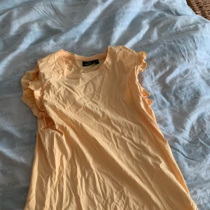 Ärmlös gul tröja - Perfekt nu till påsken, men även till sommaren! Köparen står för frakt.