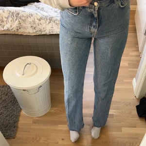 Zara Jeans storlek 38 - Nu har det blivit dags för mig att sälja ett par av mina favorit jeans för att de har tyvärr blivit för korta ( OBS! jag vill att jeansen ska släpa i marken). Jag är 180 cm och jag skulle rekomendera dessa till någon som är omkring 175 cm. Jeansen sitter bra och är sköna! Det är inga hål eller fel på de. Hör gärna av dig om du har frågor eller är intresserad❣️