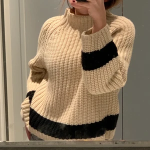 Vintage stickad tröja  - Säljer denna underbara nya stickade tröja. Köpt Vintage i Stockholm men aldrig använd av mig (lappen sitter kvar) skicket är bra. Den är beige/vit med en svart rand längst ner. Skulle säga att denna är storlek S, men passar XS också