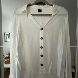 Vit skjorta - Tunn härlig skjorta, perfekt till varma dagar!