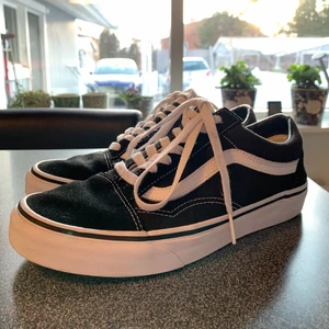 Vans old school - Säljer mina vans old school då de inte kommer till användning. Har använt dessa några gånger men de är i fint skick. Originallådan tillkommer. Priset kan diskuteras. Frakten ingår ❤️🌻