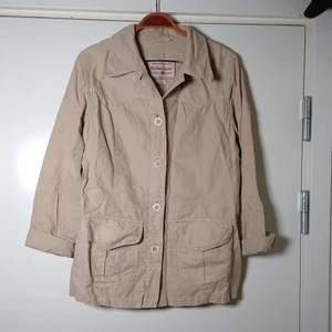 Marlboro-skjorta - Äkta Marlboro-skjorta, delvis i linne. Tunn med fickor och knappar, kan has som tunn jacka🌱