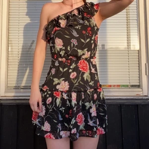 Klänning - Jättefin klänning som är perfekt till sommaren! Den har en dragkedja på sidan! 