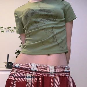 T-shirt - Grön croppad t-shirt som inte kommer till användning 