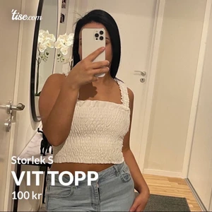 Storlek s - Säljer helt ny vit topp endast testad för bild.✨
