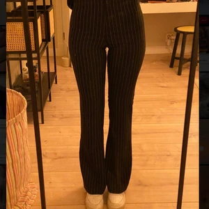 Kritstrecksrandiga kostymbyxor  - Tajta kostymbyxor med raka ben, lite bootcut nertill. Jag är ca 173 cm. Köparen får stå för frakt kostnad 