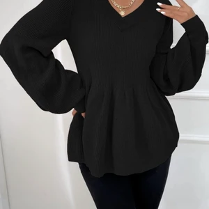 En tröja (svart)  - Köpte den från SHEIN och det var fel storlek. Annars snackar vi om priset privat