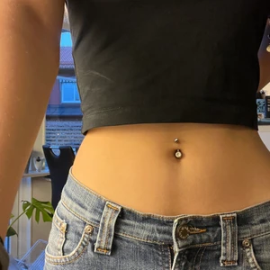 Nudie jeans co  - ÄLSKAR!!! Ett par lågmidjade bootcut Nudie jeans co i storlek W28 och L32 men skulle säga att de passar en W26 också då de sitter som W26 på mig. Jag är ca 170 cm lång och de går precis ner till fötterna på mig. Skriv om du vill ha fler bilder. Värda ca 1500kr men säljer för 700kr. Väldigt bra skick och passform. Priset är förhandlingsbart, är det många intresserade blir det budgivning. Säljer då jag behöver pengar! 💕💗