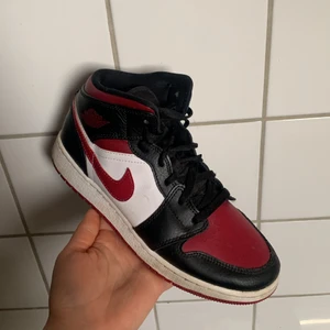 Air Jordan 1 mid black/noble red/white - Köpte på Plick för ett tag sen, men sällan använda. I mycket bra skick förutom att de är lite skitiga på sulan bara. Passar 38.