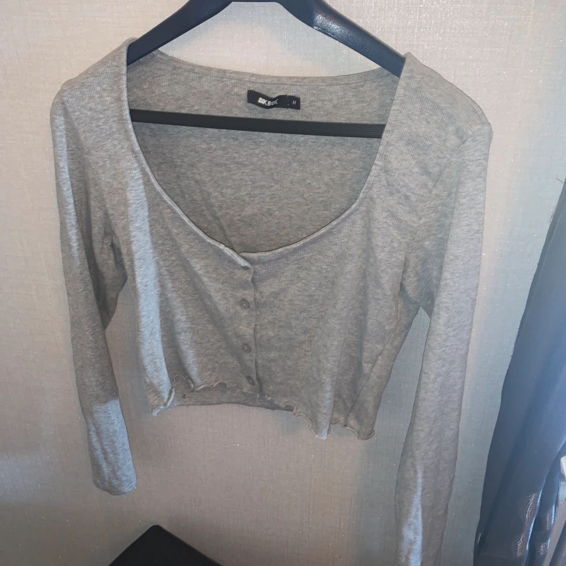 Grå urringad topp  - 90