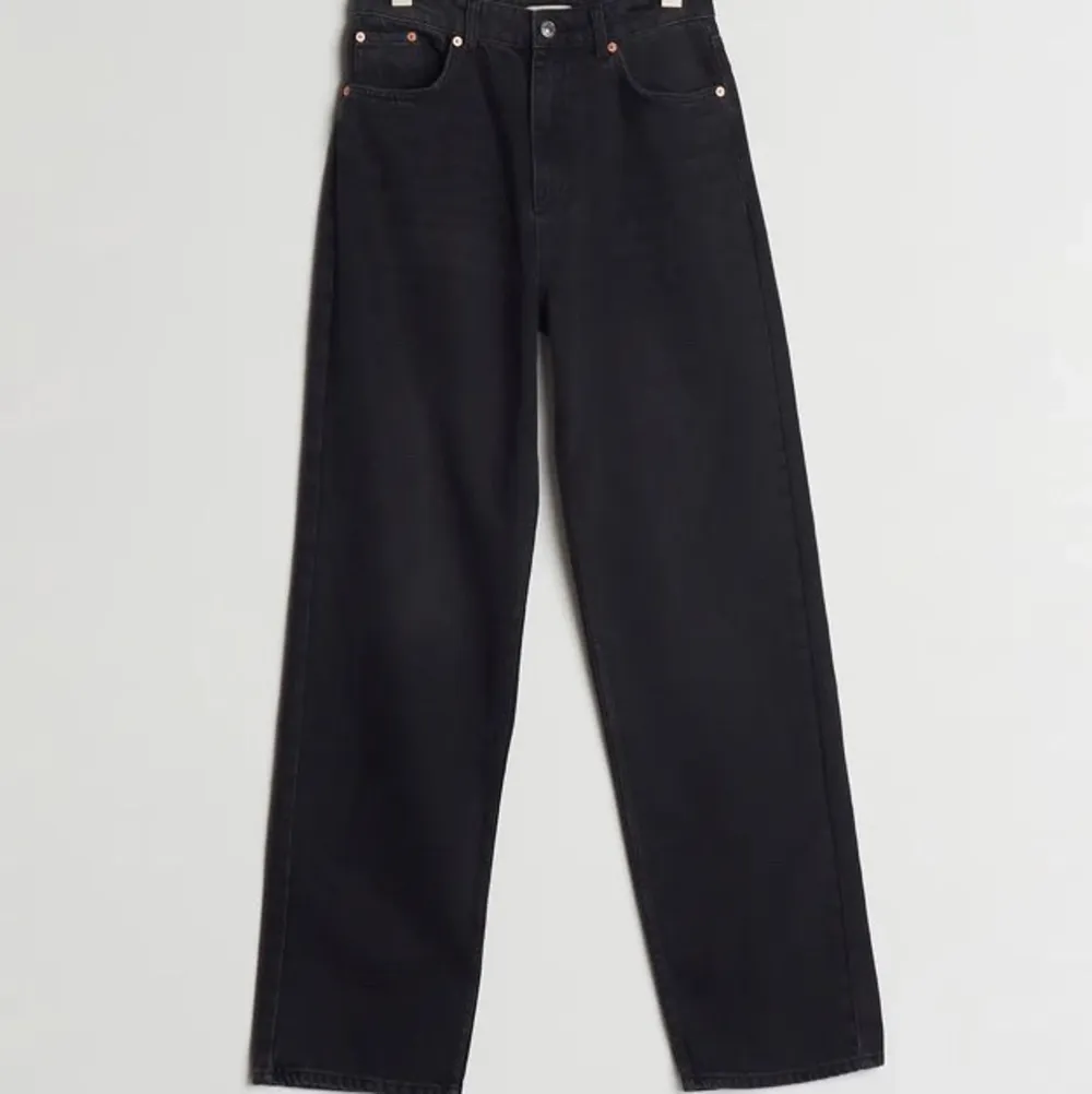 Super super snygga svarta jeans från Gina tricot. Använda fåtal gånger så dom är i nyskick. Strl 38. Nypris 599kr men säljer för 250kr + 50kr frakt . Jeans & Byxor.