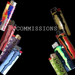 TÄNDARE COMMISSIONS! - Vill du ha en snygg, personlig tändare men ser ingen som riktigt passar på min Plick sida? Då kan du alltid beställa en Commission! Alla typer av läskburkar funkar!✨ grund pris på 60kr (gratis frakt!) allt du behöver göra är att skicka din idé och så tar vi det därifrån, alla tändare kommer utan barnlås, är gjort med brandsäkra material och blir checkade så dom funkar som dom ska💫