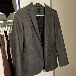 Grå kavaj - Svinsnygg kavaj från Stockholm. Köpt för 1800. Aldrig använd 