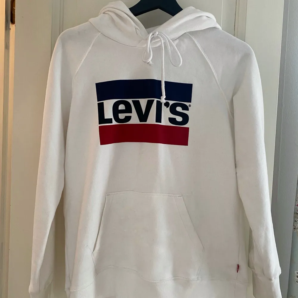 En vit Levis hoodie i stl XS, helt oanvänd och köpt på Levis.. Hoodies.