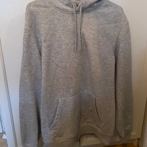 Grå hoodie  - Ljusgrå melerad hoodie från HM❣️ 