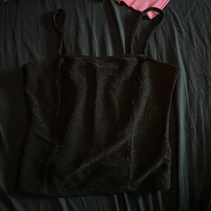 Linne - Jätte fint svart glittrigt linne från Gina.