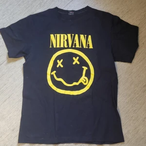 Nirvana tröja - Säljer denna tröja pga att jag inte använder den. Har inte använt den på 2 år!