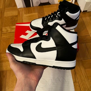 Nike Dunk High Panda  - Nikw dunk high ” Panda ” / black and white. Helt nya och oanvända. Skickas snabb och spårbar. Undrar ni över något? Skriv så svarar jag så fort jag kan 🙂