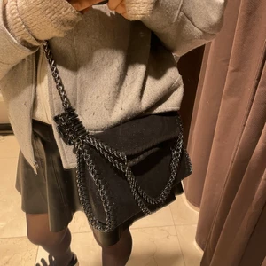 Stella liknande väska - Säljer denna jättefina stella liknande väskan! Köpt i februari och inte använd så mycket så helt i nyskick utan defekter. Rymlig och bra! Köp direkt för 500!