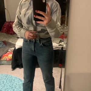 Högmidjade jeans H&M storlek 34 - Ett par super fina högmidjade jeans ifrån H&M köpta för ganska länge sen, ett par jeans som bara legat i ett förråd då jag inte riktigt använt dom. Användes ett fåtal gånger. Storlek 34/ skulle rekommendera för någon som är lite kortare:)